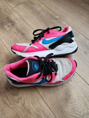 4.5Y Girls Nike Sneakers